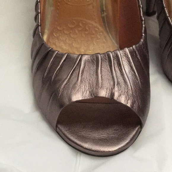 Ladies’ Vince Camuto Peep-toe Steel VC-ARA Pumps (9-1/2B) - Picture 10 of 15